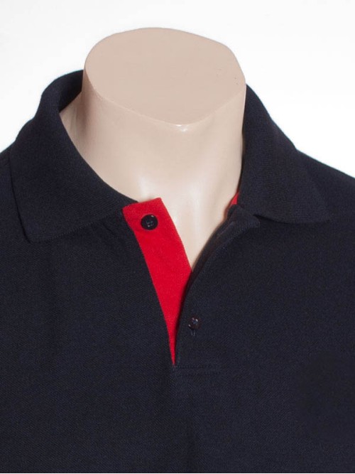 Camisa polo marinho com detalhes em vermelho