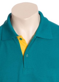 Camisa polo turquesa com detalhes em amarelo