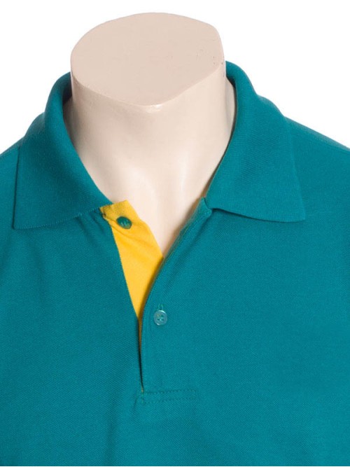 Camisa polo turquesa com detalhes em amarelo