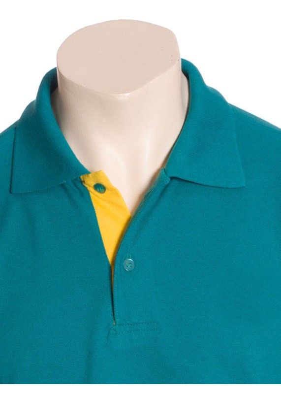 Camisa polo turquesa com detalhes em amarelo