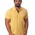 Camisa polo amarela com detalhes em preto