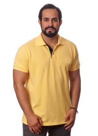Camisa polo amarela com detalhes em preto