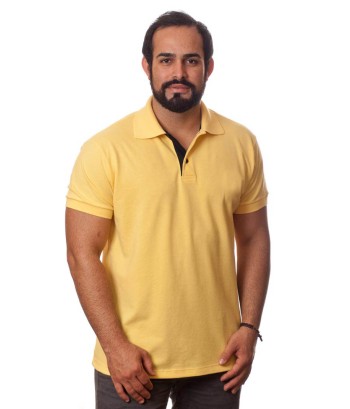 Camisa polo amarela com detalhes em preto