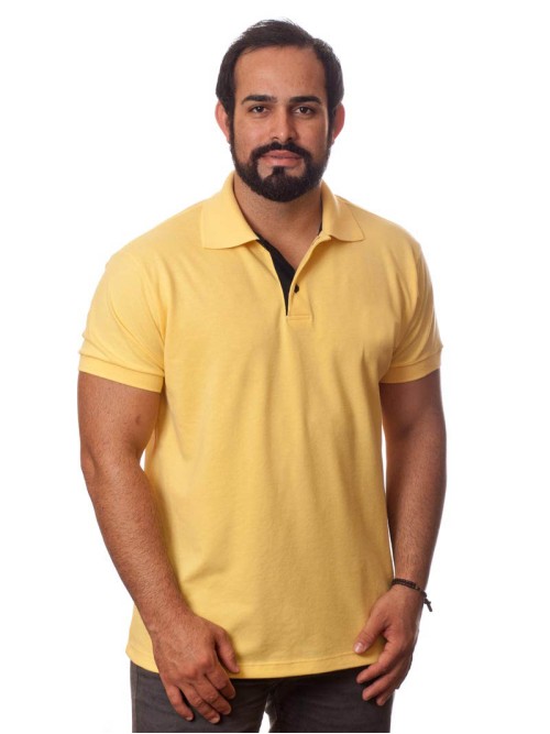 Camisa polo amarela com detalhes em preto