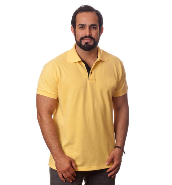 Camisa polo amarela com detalhes em preto