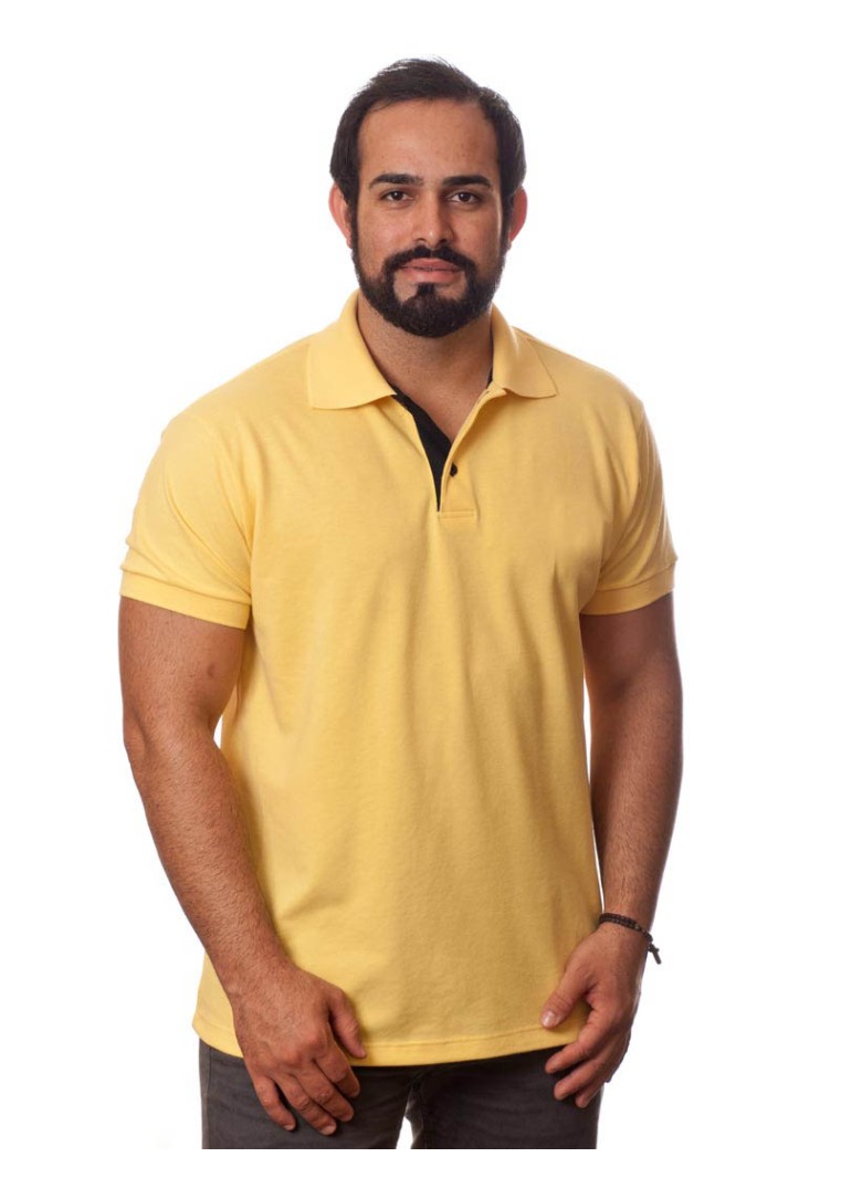 Camisa polo amarela com detalhes em preto