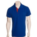 Camisa polo azul com detalhes em vermelho