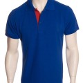 Camisa polo azul com detalhes em vermelho