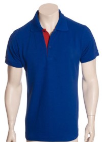 Camisa polo azul com detalhes em vermelho