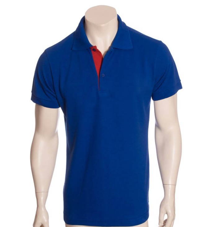 Camisa polo azul com detalhes em vermelho