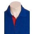 Camisa polo azul com detalhes em vermelho