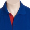 Camisa polo azul com detalhes em vermelho