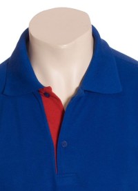 Camisa polo azul com detalhes em vermelho