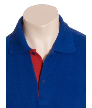 Camisa polo azul com detalhes em vermelho