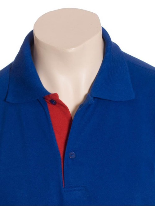 Camisa polo azul com detalhes em vermelho