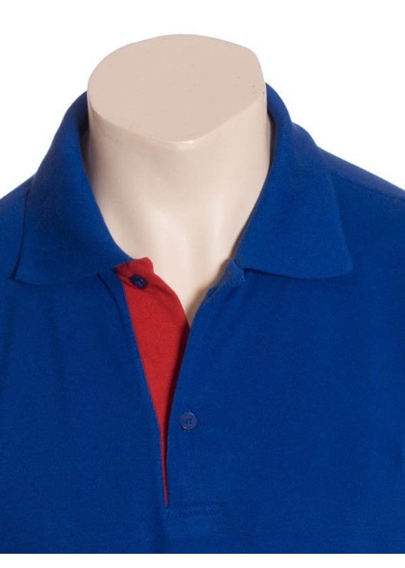 Camisa polo azul com detalhes em vermelho