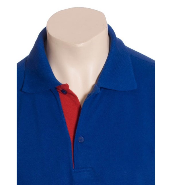 Camisa polo azul com detalhes em vermelho