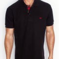 Camisa polo preta com detalhe xadrez vermelho
