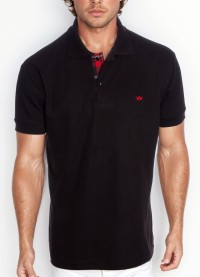 Camisa polo preta com detalhe xadrez vermelho