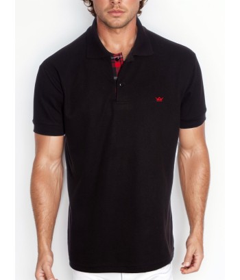 Camisa polo preta com detalhe xadrez vermelho