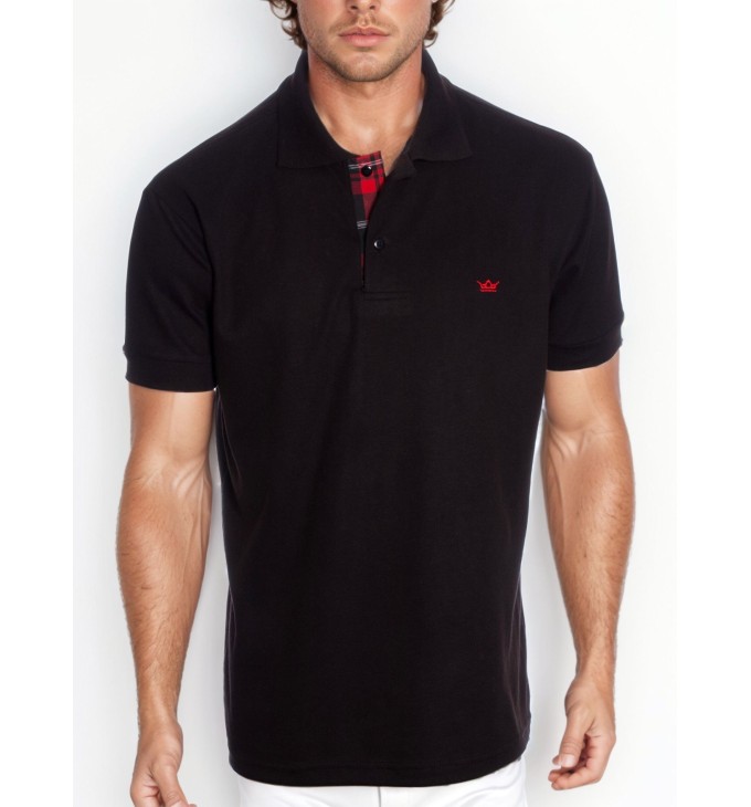 Camisa polo preta com detalhe xadrez vermelho Camisa polo preta com detalhe xadrez vermelho