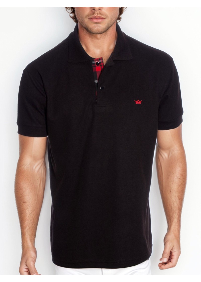 Camisa polo preta com detalhe xadrez vermelho