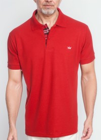 Camisa polo vermelha com detalhe xadrez