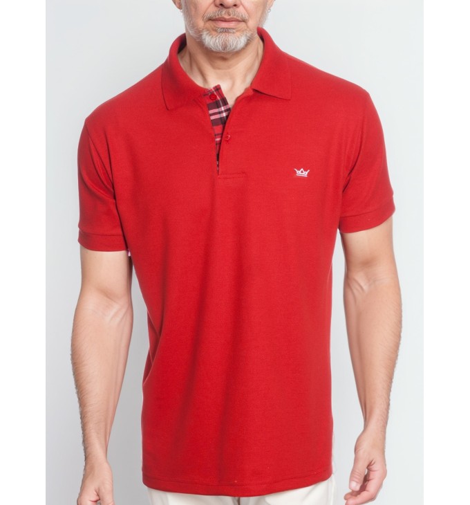 Camisa polo vermelha com detalhe xadrez