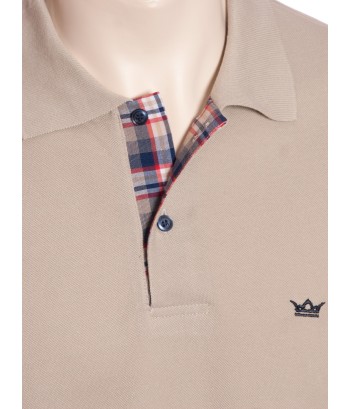 Camisa polo bege com detalhe xadrez