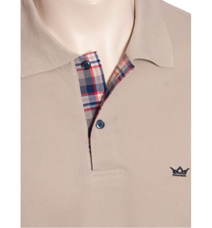 Camisa polo bege com detalhe xadrez