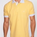 Camisa polo amarela com detalhes em branco