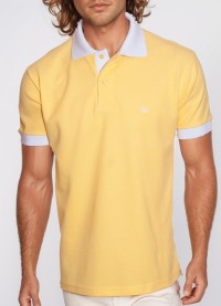 Camisa polo amarela com detalhes em branco