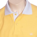 Camisa polo amarela com detalhes em branco