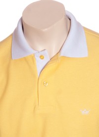 Camisa polo amarela com detalhes em branco
