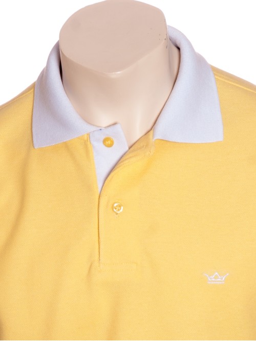 Camisa polo amarela com detalhes em branco 