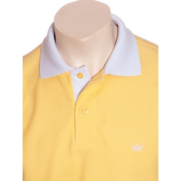 Camisa polo amarela com detalhes em branco