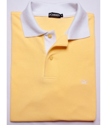 Camisa polo amarela com detalhes em branco