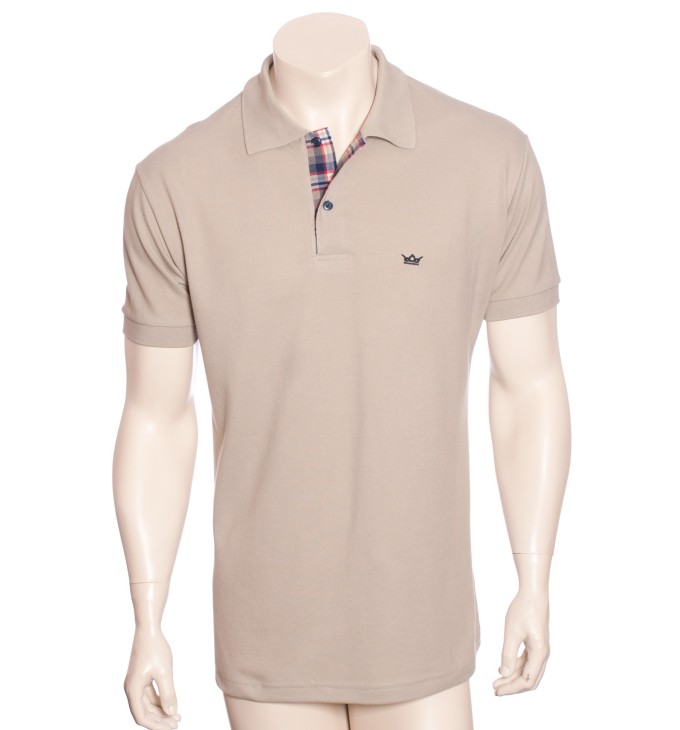 Camisa polo bege com detalhe xadrez