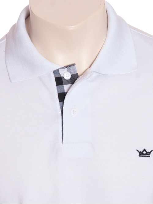 Camisa polo branca com detalhe xadrez