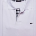Camisa polo branca com detalhe xadrez