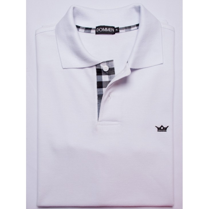 Camisa polo branca com detalhe xadrez