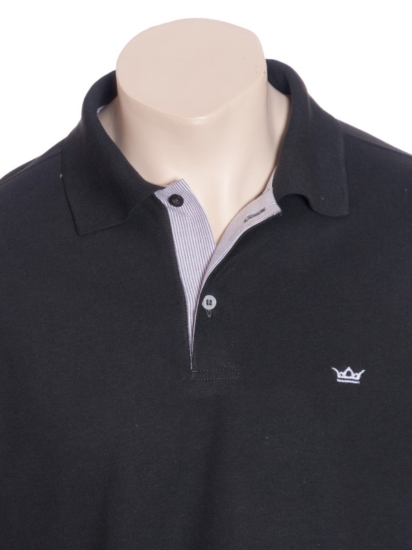 Camisa polo chumbo com detalhe listrado