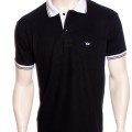 Camisa polo preta com detalhe branco