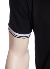 Camisa polo preta com detalhe branco