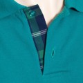 Camisa polo verde com detalhe xadrez