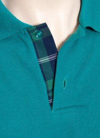 Camisa polo verde com detalhe xadrez