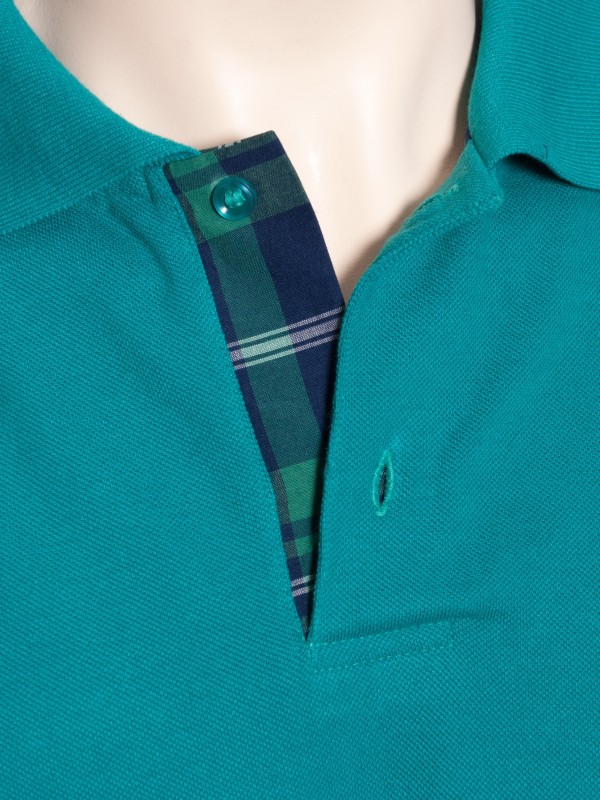 Camisa polo verde com detalhe xadrez