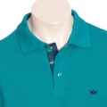 Camisa polo verde com detalhe xadrez