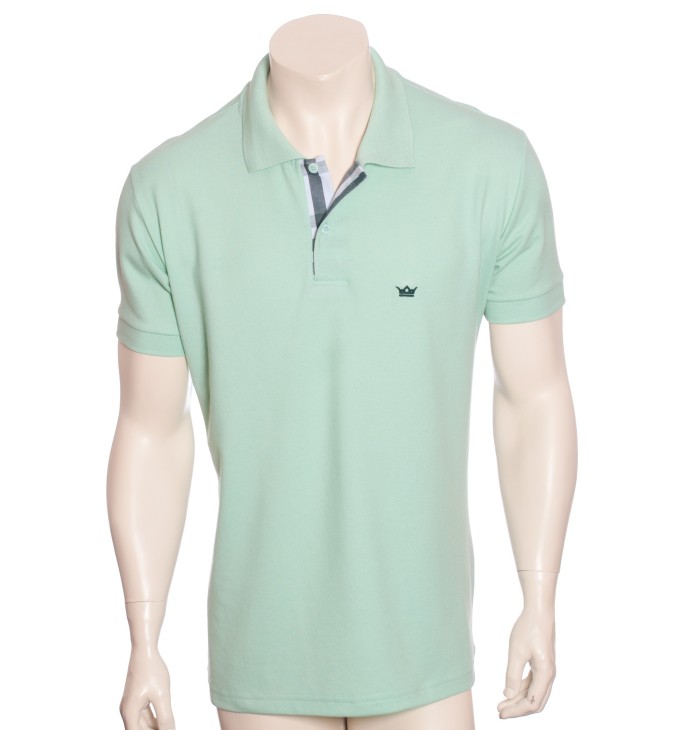 Camisa polo verde claro com detalhe xadrez