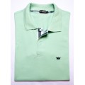 Camisa polo verde claro com detalhe xadrez